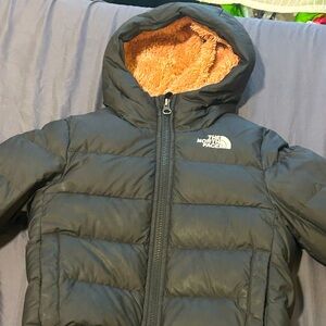 Kids north face jacket with cozy pink lining. Size xs was worn from 4-5EUC